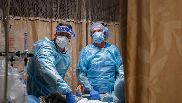 Además de la escasez de oxígeno, muchos hospitales apenas tienen personal o camas de cuidados intensivos suficientes. (Foto referencial: ARIANA DREHSLER / AFP)