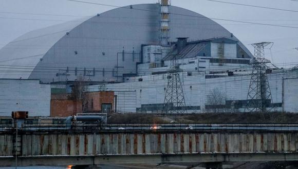 Una vista general muestra la estructura New Safe Confinement (NSC) sobre el antiguo sarcófago que cubre el cuarto reactor dañado en la planta de energía nuclear de Chernobyl en Chernobyl, Ucrania. (Foto: REUTERS/Gleb Garanich /archivo).
