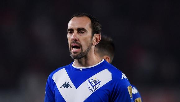 El defensor central uruguayo debutó con camiseta de Vélez en el estadio Monumental.
