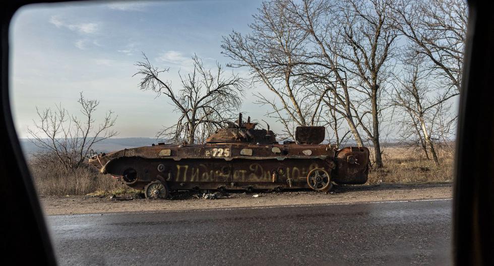 Una fotografía muestra un vehículo de combate de infantería BMP ruso destruido en la región de Donetsk, al este de Ucrania, el 2 de enero de 2023. (Sameer Al-DOUMY / AFP).