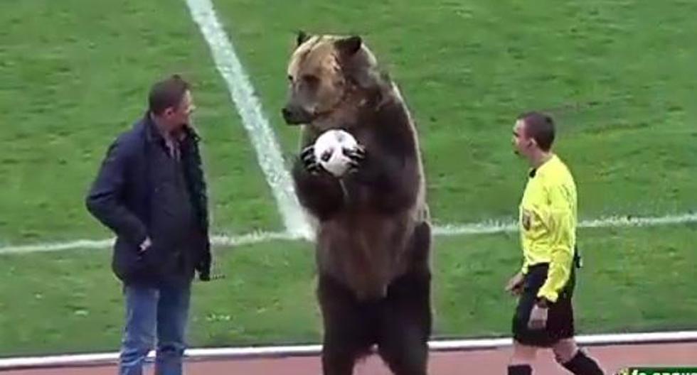 Sucedió minutos antes de un partido del fútbol de la tercera división del fútbol ruso. (Video: YouTube)