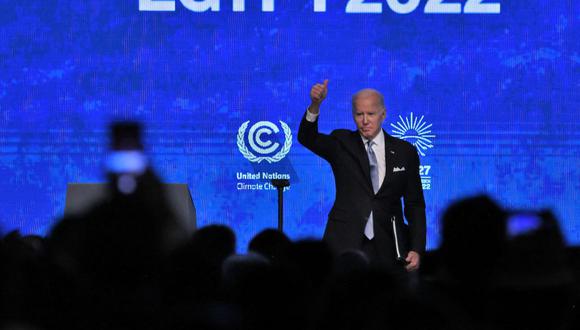 El presidente de los Estados Unidos, Joe Biden, hace un gesto después de pronunciar su discurso durante la conferencia climática COP27 en la ciudad turística de Sharm el-Sheikh, en el Mar Rojo, en Egipto, el 11 de noviembre de 2022. (Foto de AHMAD GHARABLI / AFP)