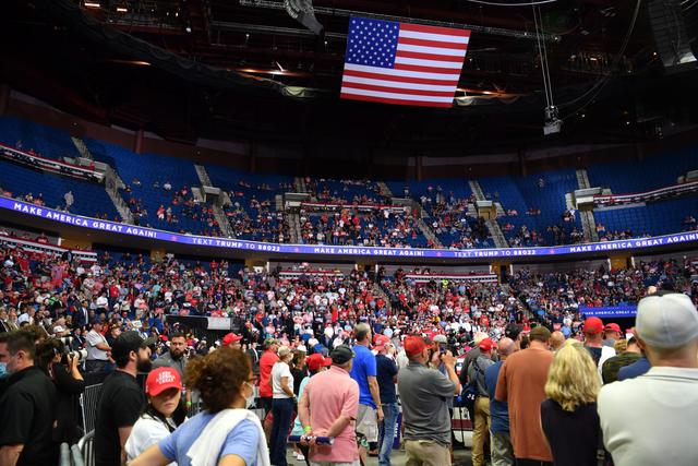 Donald Trump no consiguió llenar el estadio de Tulsa para 19.000 personas donde realizó su primer mitin de campaña en tres meses. (Foto: Nicholas Kamm / AFP).