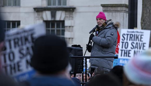 Imagen de archivo | El autor y activista británico Michael Rosen se dirige a la multitud frente al número 10 de Downing Street en Londres el 18 de enero de 2023, al final de una marcha de protesta organizada por la Asociación de Médicos del Reino Unido, NHS Workers Say No! y NHS Staff Voices en apoyo de las disputas salariales en curso. (Foto de CARLOS JASSO / AFP)