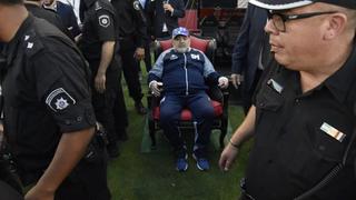 Newell’s vs. Gimnasia: Diego Maradona dirige el partido desde un trono autografiado | VIDEO