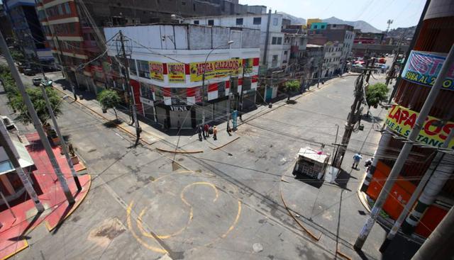 La Municipalidad de La Victoria, con apoyo de la Policía, dispuso su cierre por 72 horas para impedir el comercio ambulatorio e informal. (Foto: Giancarlo Ávila)