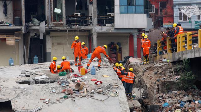 Nepal busca bajo los escombros a sobrevivientes del terremoto - 3