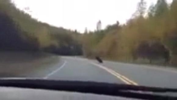 VIDEO: Estrella su auto tras correr con una moto