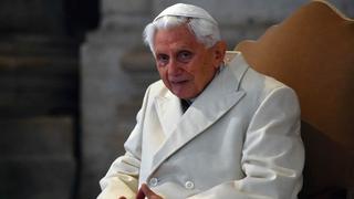 Benedicto XVI sigue estable y ha pasado la noche asistido por los médicos 
