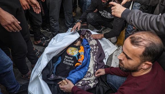 Familiares y amigos lloran junto al cuerpo de Saif Abu Taha, miembro del personal del World Central Kitchen que murió por ataques israelíes en Rafah, Franja de Gaza, el 2 de abril de 2024 (Foto de SAID KHATIB / AFP)