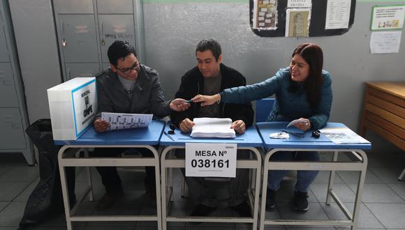 Afiliados asisten hoy a votar en las elecciones internas. (Foto: César Campos/GEC)