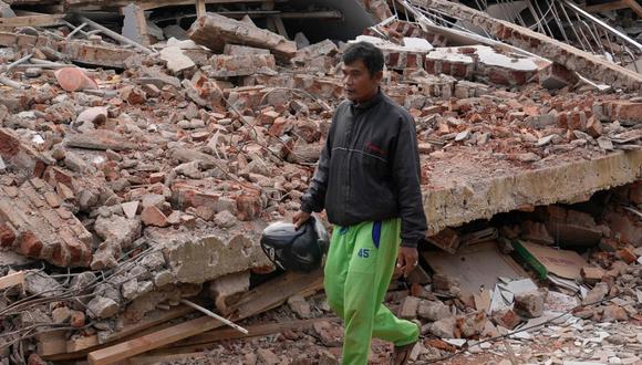 El terremoto de magnitud 5,6 que azotó a Indonesia destruyó la casa de Enjot, un hombre que perdió a 11 familiares durante la tragedia y vio a otros tantos resultar heridos a causa de los derrumbes.