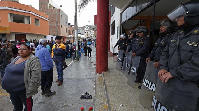 Disturbios de hoy en Pucusana por reelección de alcalde [FOTOS] - 1