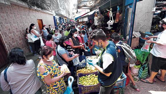 Compras en los tiempos del coronavirus. Fotografía tomada el 4 de abril en el mercado "La Paradita" del distrito de Chorrillo, Lima. (Foto: Gonzalo Córdova / GEC)