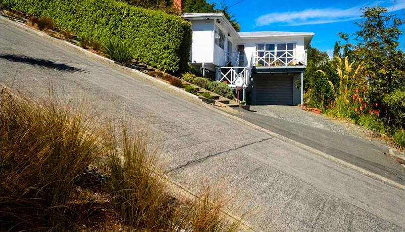 La más inclinada. Baldwin Street en Dunedin, Nueva Zelanda, tiene 350 metros de largo y por cada casi tres metros transitados se asciende un metro de altura. (Foto: Shutterstock)