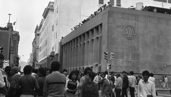 Empleados apostados en los altos del edificio durante los días críticos de la estatización de la banca en 1987. (Foto: GEC Archivo Histórico)
