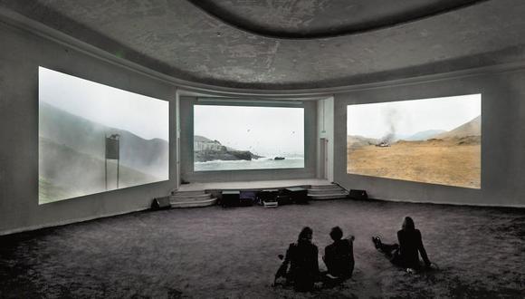Videoinstalación de Maya Watanabe del año 2014 en la que muestra tres espacios desolados de la costa peruana.