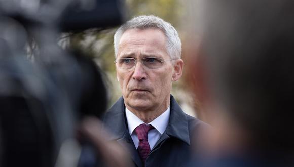 El secretario general de la OTAN, Jens Stoltenberg, habla con los periodistas al margen de una reunión en persona del Grupo de contacto de defensa de Ucrania en la base aérea de Ramstein, en el suroeste de Alemania, el 21 de abril de 2023 (Foto: ANDRE PAIN / AFP)