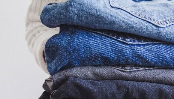 Los jeans grises combinan con (casi) todo y es hora de que lo