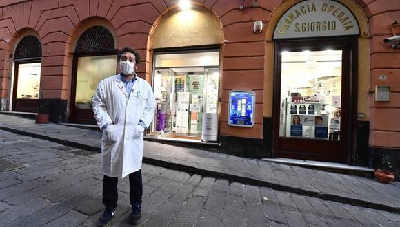 El doctor Camillo Volpe posa frente a su Farmacia ubicada en Génova, la primera en Italia en recibir dosis de la vacuna contra el coronavirus Covid-19. (Foto: EFE / EPA / LUCA ZENNARO).