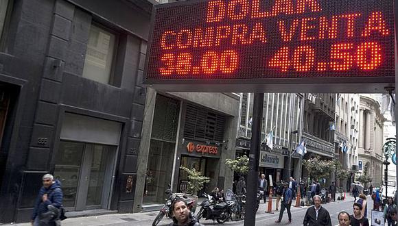 En el mercado informal, el dólar cedía 0,33% a 45,00 pesos argentinos. (Foto: AFP)