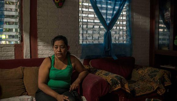 Rosa Ramírez, de 46 años, en su hogar en la zona de Altavista en el barrio salvadoreño de San Martín. Es la madre de Óscar Alberto Martínez Ramírez y abuela de Angie Valeria, quienes murieron en el río Bravo. (Daniele Volpe para The New York Times).