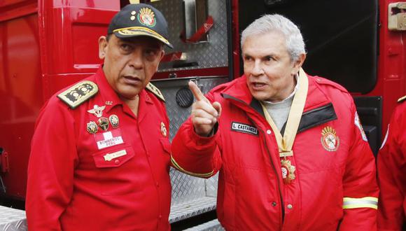 El alcalde de Lima, Luis Castañeda Lossio, y el ahora subgerente de Defensa Civil del municipio capitalino, Mario Casaretto, con el traje de los bomberos en una imagen de archivo. (El Comercio)