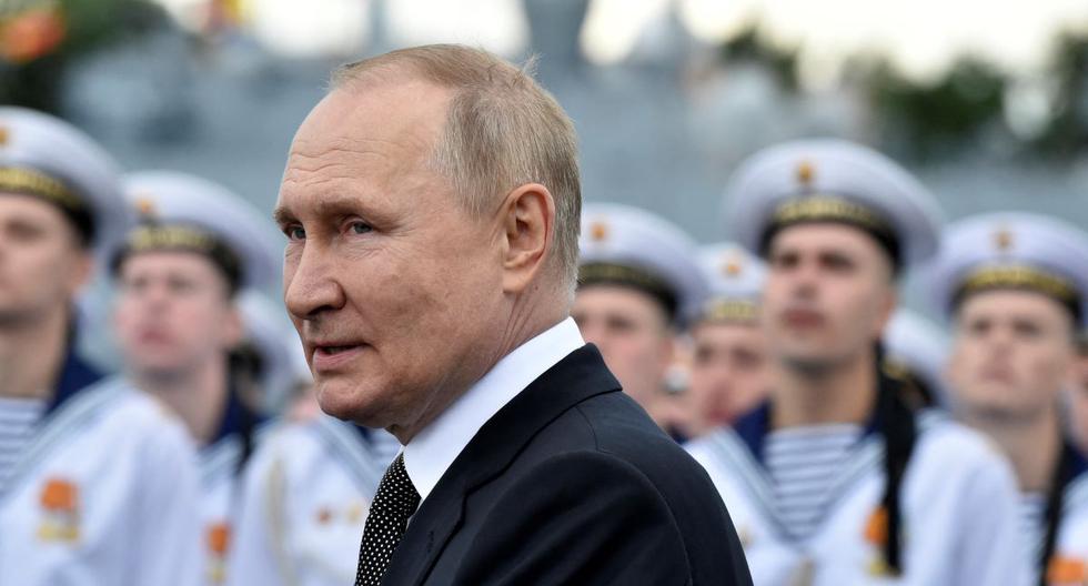El presidente de Rusia, Vladimir Putin, observa mientras participa en el desfile naval principal que marca el Día de la Marina Rusa, en San Petersburgo el 31 de julio de 2022. (Olga MALTSEVA / AFP).