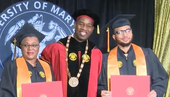 En esta imagen se aprecia a la madre y su hijo, Carolyn e Immanuel Patton, quienes se graduaron juntos de la universidad. (Foto: WBAL-TV 11 Baltimore / YouTube)