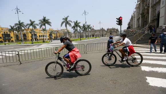 Ni los ciclistas pueden cruzar la Plaza de Armas de Lima. | Fotos: Fernando Sangama.