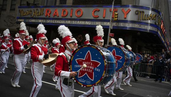 Las personas recorren la Avenida de las Américas frente al Radio City Music Hall durante el Desfile de Macy's del Día de Acción de Gracias, el 28 de noviembre de 2019 en Nueva York. (AP Foto/Eduardo Munoz Alvarez, Archivo).