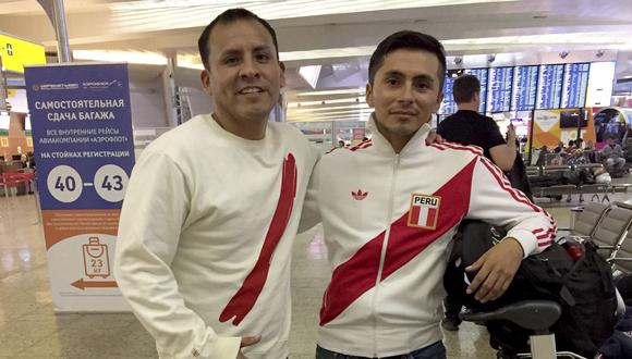 José Jiménez (derecha), el peruano que viajó a trabajar a Estados Unidos para reunir dinero para ir el Mundial de Rusia. (AP Photo/Pablo Giussani).