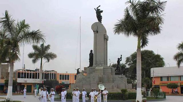 Las autoridades de la región Piura y de la Primera Zona Naval de Piura rindieron homenaje esta mañana a Miguel Grau Seminario, el héroe de Angamos, por el 183 aniversario de su nacimiento (Foto: Municipalidad Provincial de Piura)
