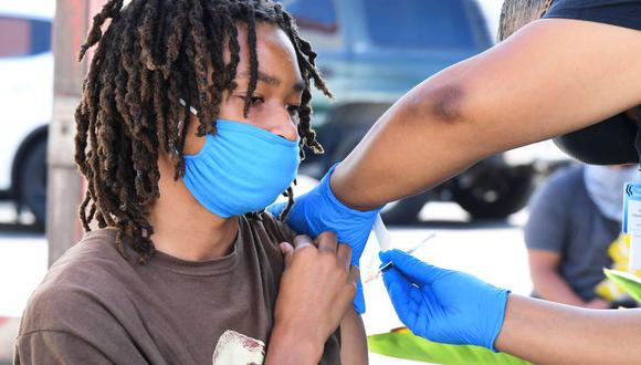 Jacob Alexander, de 14 años, recibe su vacuna Pfizer contra el coronavirus covid-19 en una clínica móvil de vacunas de Los Ángeles, Estados Unidos. (Frederic J. BROWN / AFP).