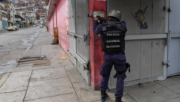 Agentes de seguridad y una banda criminal que controla la peligrosa barriada de la Cota 905 y otras tres más en el oeste de la capital venezolana se enfrentaron duramente por más de dos días, hasta que un despliegue de 2.500 efectivos ocupó la zona del conflicto. (Foto: Federico Parra / AFP)