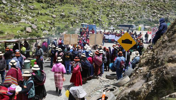 Comuneros de Fuerabamba mantienen bloqueo de la entrada principal de la minera Las Bambas. (Foto: Antonio Álvarez / El Comercio)