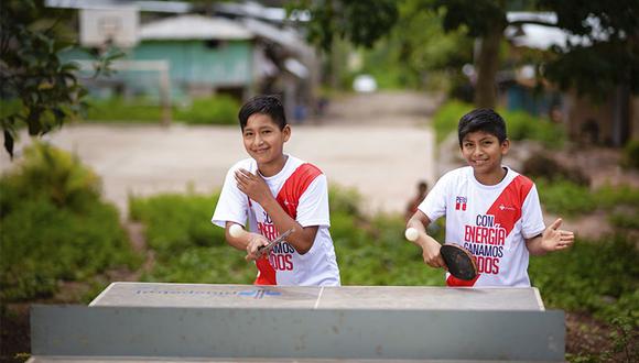 Eliú y Edward en pleno juego. Ellos son parte de los 6.000 niños que recibieron talleres de ping pong en Satipo. El sábado 23 regresaron de Brasil.