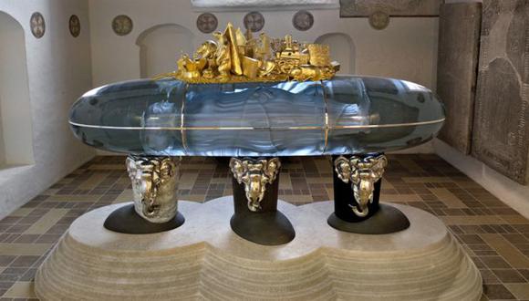 El Sarkofag está hecho de vidrio, plata y bronce, entre otros materiales.