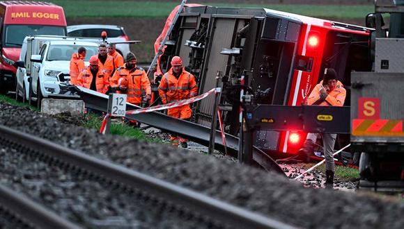El personal del tren trabaja en el lugar del descarrilamiento de un tren cerca de la ciudad lacustre de Luscherz, al noroeste de la capital, Berna, el 31 de marzo de 2023. (Foto: FABRICE COFFRINI / AFP)