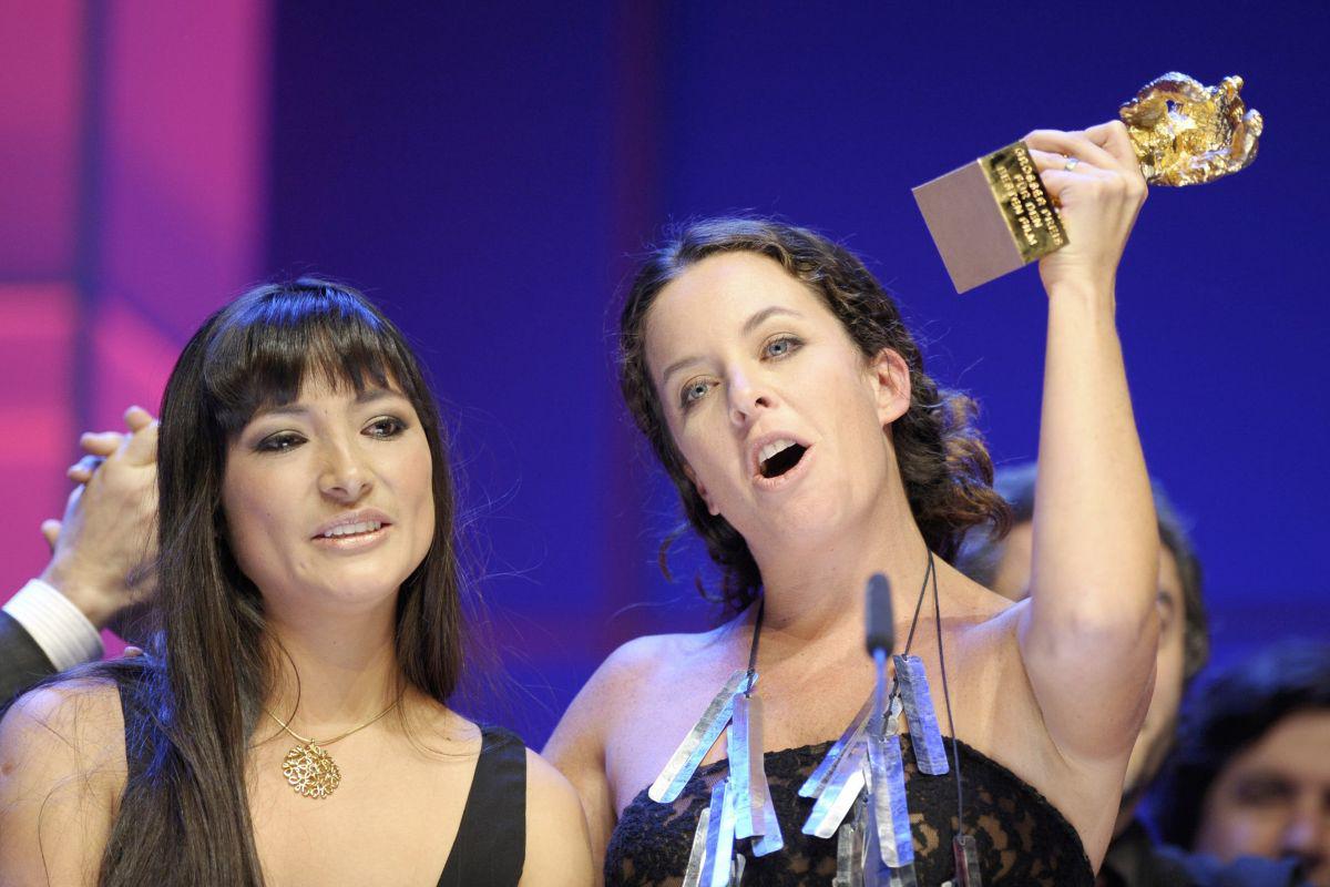 La actriz Magaly Solier (izq.) junto a la directora Claudia Llosa durante la entrega del Oso de Oro del Festival de Berlín. (Foto: AFP)