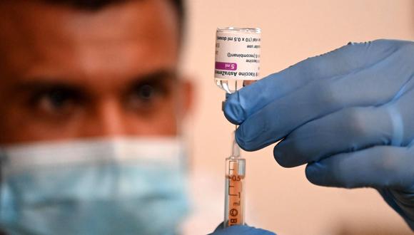 Un hombre prepara una dosis de la polémica vacuna contra el coronavirus de Oxford-AstraZeneca. (Foto: EFE).
