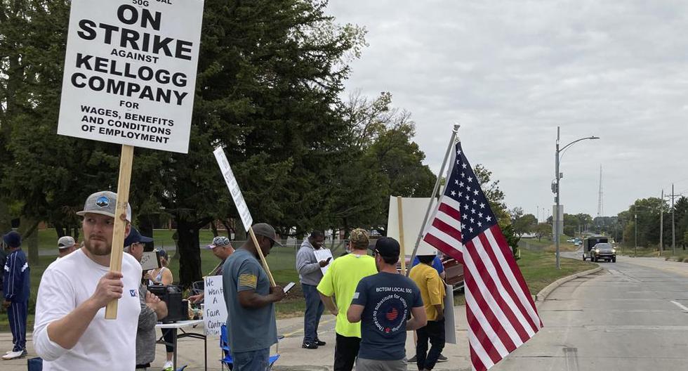 American food workers go on Strike to demand better wages