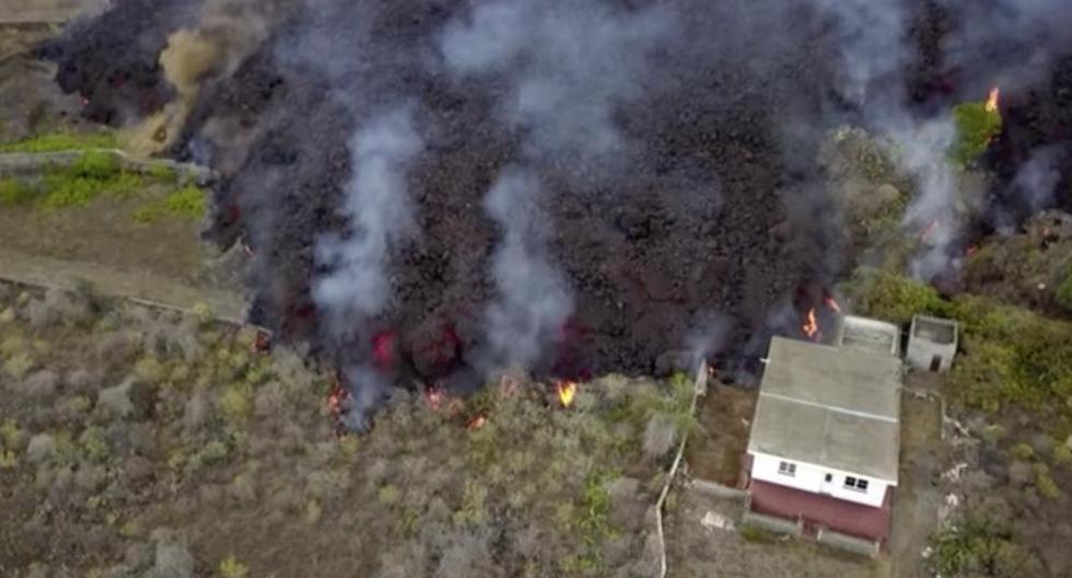 La lava fluye de la erupción de un volcán cerca de El Paso en la isla de La Palma en las Canarias, España, el domingo 19 de septiembre de 2021. (Europa Press vía AP).