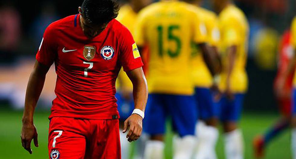 Claudio Palma, narrador chileno del canal Mega, no pudo esconder su tristeza tras la eliminación de Chile de Rusia 2018 tras caer goleado 3-0 ante Brasil. (Foto: Getty Images)