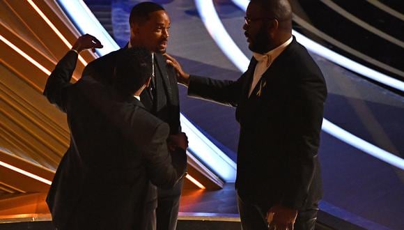 De izquierda a derecha Denzel Washington, Will Smith y Tyler Perry en la 94 entrega del Oscar. Momentos antes, Smith protagonizó un hecho de violencia, pues golpeó al comediante Chris Rock. (Photo by Robyn Beck / AFP)