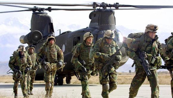 En esta foto de archivo tomada el 11 de marzo de 2002, los soldados de Estados Unidos regresan del campo de batalla en Bagram, Afganistán. (Foto de HOANG DINH Nam / AFP).