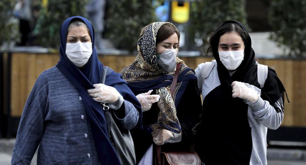 Mujeres caminan por el centro de Teherán usando máscaras protectoras ante el temor de contagiarse de coronavirus. (Foto: AP)