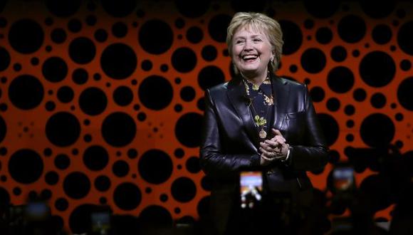 Hillary Clinton reaparece en público y ataca a Donald Trump