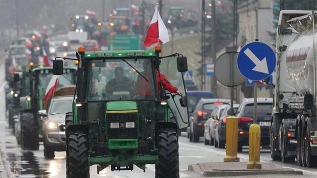 Los agricultores polacos bloquearon más de 160 carreteras en todo el país. (AFP).