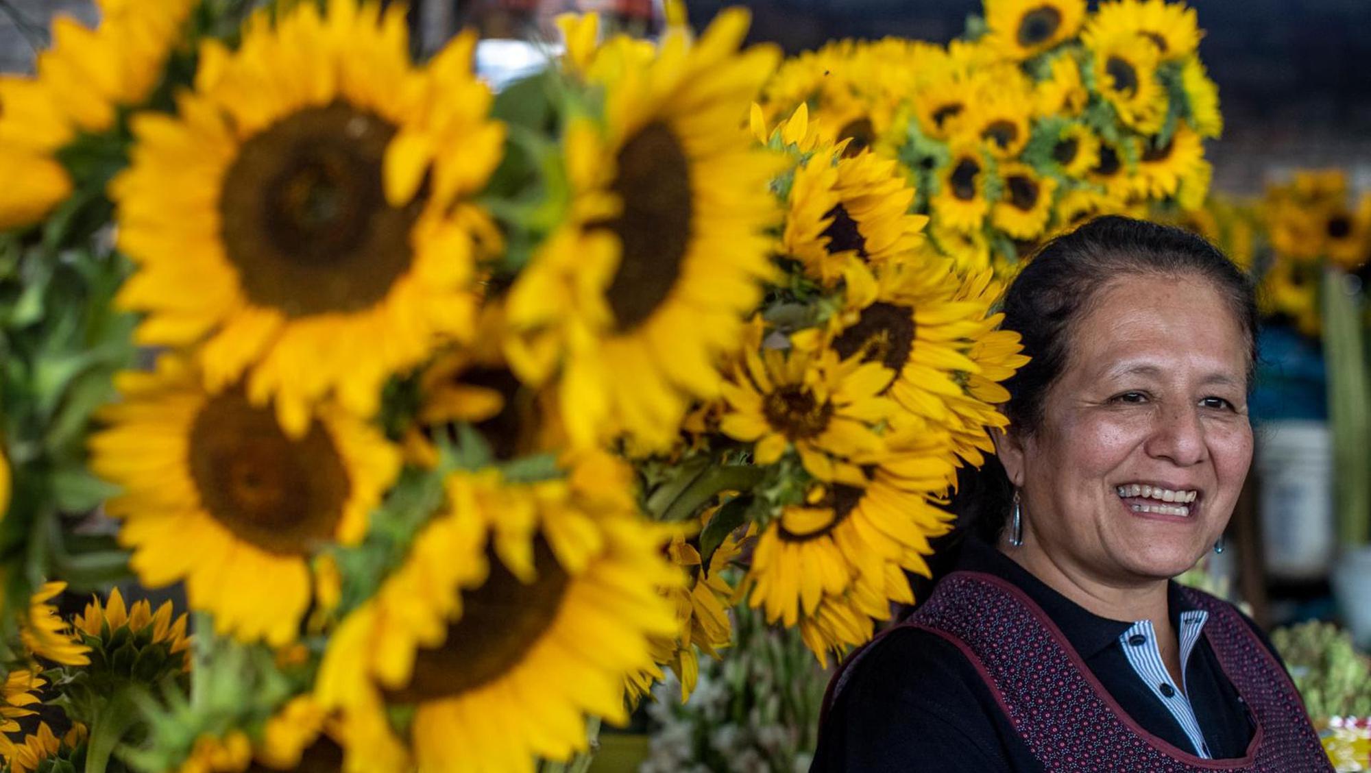 La peruana que transforma la basura en flores 